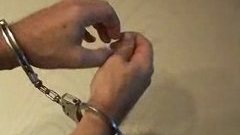 Как открыть наручники