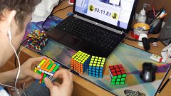 Сбор разных кубиков Рубика с рекордной скоростью