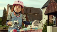 Реклама с поющей девочкой и котом на велосипеде