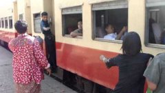 Посадка на вагон в Мьянме