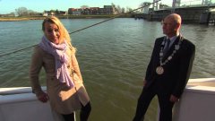 Датская репортерша падает в воду