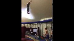 Прыжки двух гимнастов