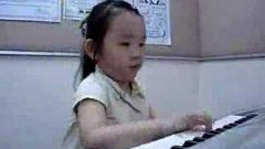 Китаянка играет мелодию Тико Тико на фортепиано
