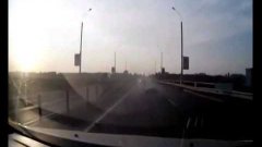 Мотоциклист приземляется на крышу авто после аварии
