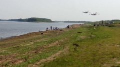 Два самолета Бе-200 набирают воду на реке Обь