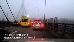 Петербуржцы пропускают реанимобиль на мосту